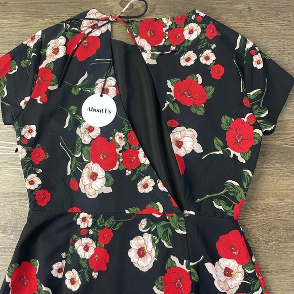 NWT About Us Women’s Addison Black are White Floral Dress, size Medium - Picture 12 of 13
